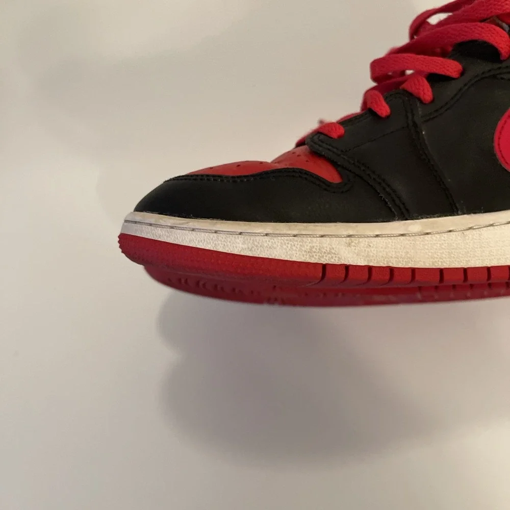 Air Jordan 1 Mid Alternate Bred (2022) DQ8423-060 Black/Red Boys 5Y